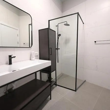 Umbrella Street Center Luxury 2 Bedroom アパート