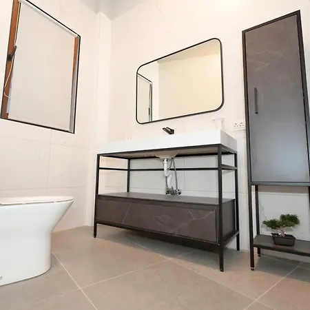 Umbrella Street Center Luxury 2 Bedroom *