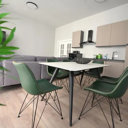 Umbrella Street Center Luxury 2 Bedroom ブカレスト