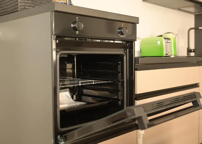 Umbrella Street Center Luxury 2 Bedroom Apartment *