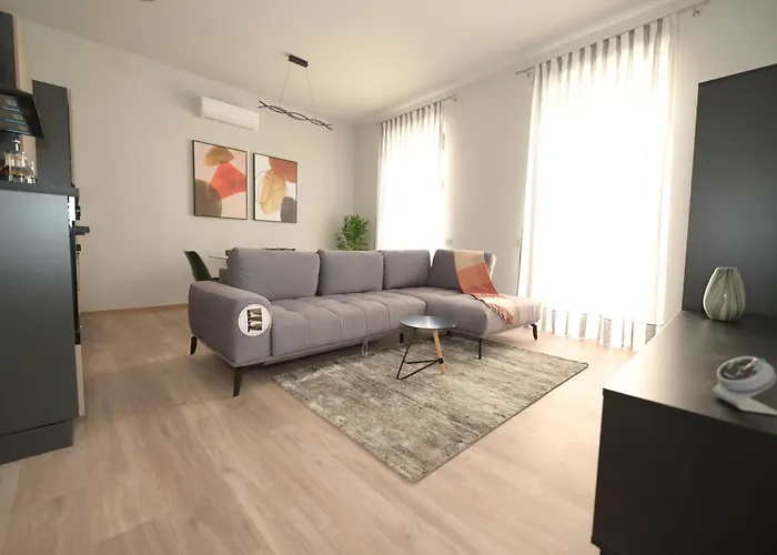 Umbrella Street Center Luxury 2 Bedroom شقة