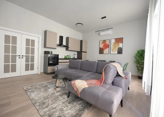 Umbrella Street Center Luxury 2 Bedroom