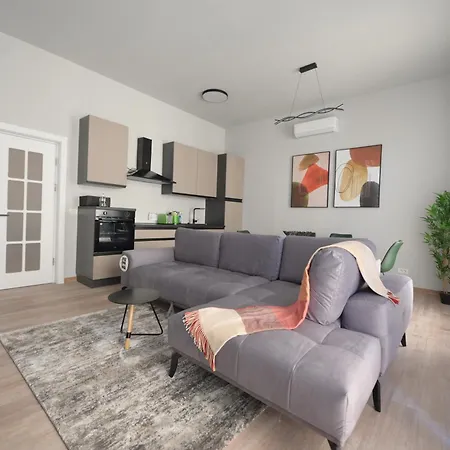 Umbrella Street Center Luxury 2 Bedroom