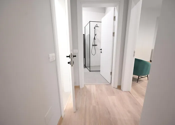Umbrella Street Center Luxury 2 Bedroom 아파트 *