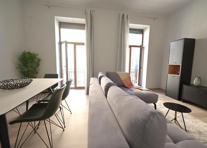 Umbrella Street Center Luxury 2 Bedroom * 부쿠레슈티