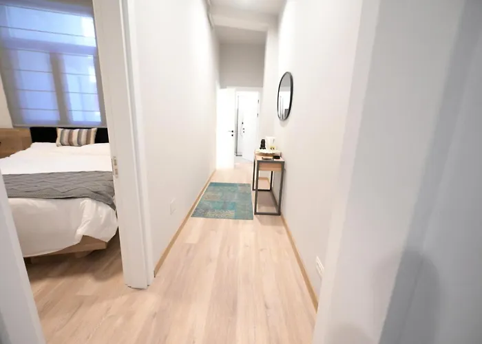 Umbrella Street Center Luxury 2 Bedroom